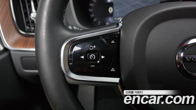 Volvo XC60 2023 — photo 31