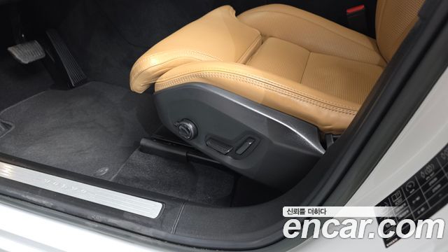 Volvo XC60 2023 — photo 32
