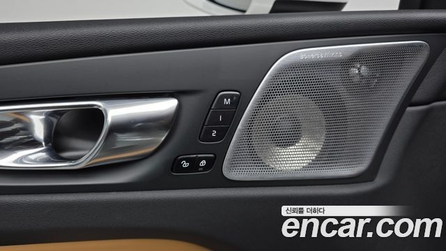 Volvo XC60 2023 — photo 36
