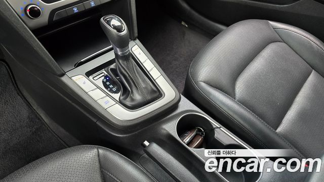 Hyundai AVANTE 2018 — photo 12