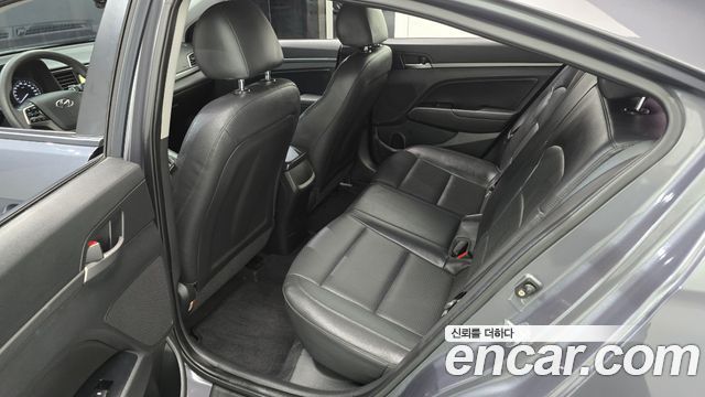 Hyundai AVANTE 2018 — photo 17