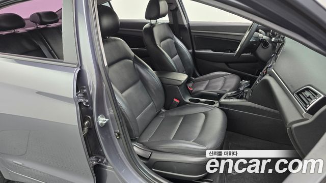 Hyundai AVANTE 2018 — photo 18