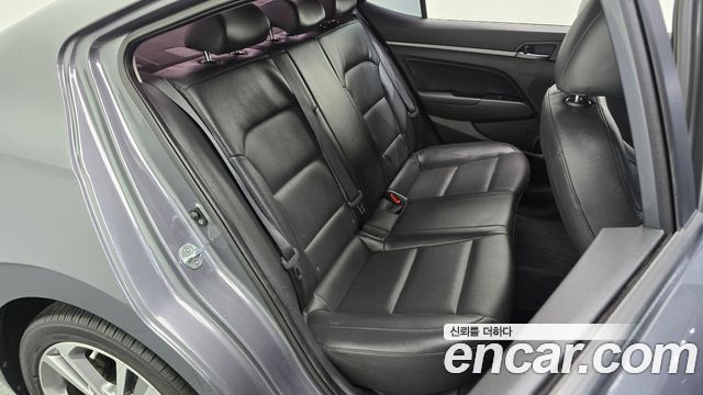 Hyundai AVANTE 2018 — photo 16