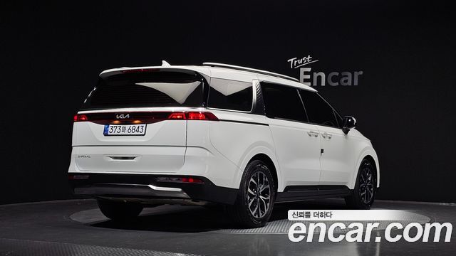 Kia Canival 2023 — photo 2
