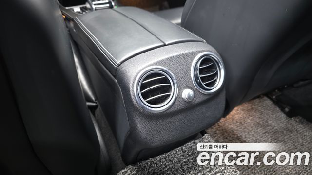 Mercedes-Benz C-Class 2018 — photo 30
