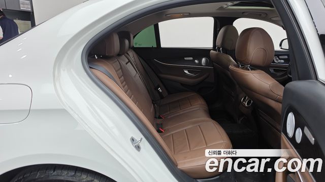 Mercedes-Benz E-Class 2020 — photo 11