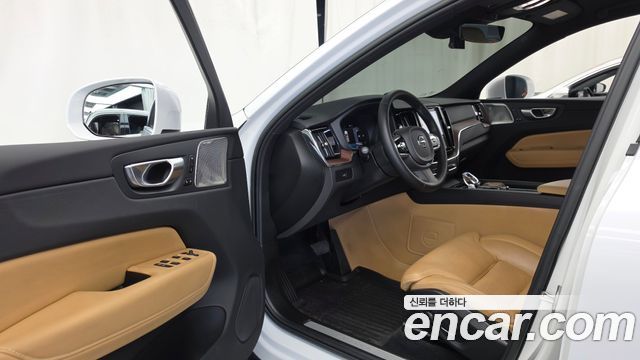 Volvo XC60 2023 — photo 13