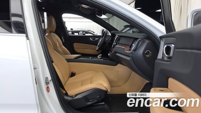 Volvo XC60 2023 — photo 18