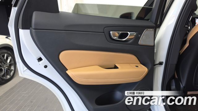 Volvo XC60 2023 — photo 15