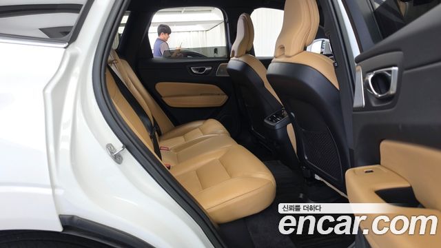 Volvo XC60 2023 — photo 16