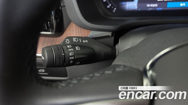 Volvo XC60 2023 — photo 28