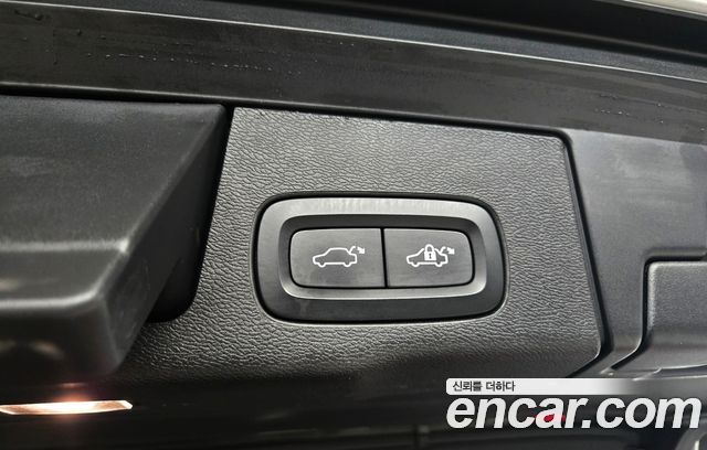 Volvo XC60 2023 — photo 35