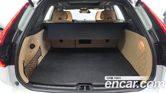 Volvo XC60 2023 — photo 36