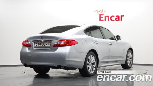 Infiniti M 2011 — photo 2