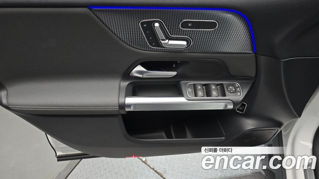 Mercedes-Benz EQB 2022 — photo 14