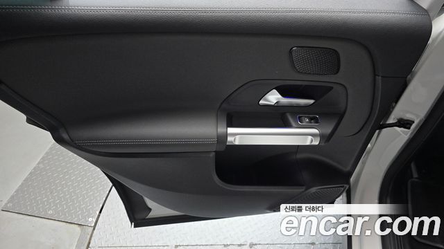 Mercedes-Benz EQB 2022 — photo 15