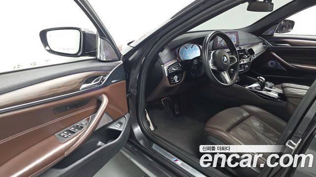 BMW 5-Series 2018 — photo 10