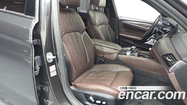 BMW 5-Series 2018 — photo 11