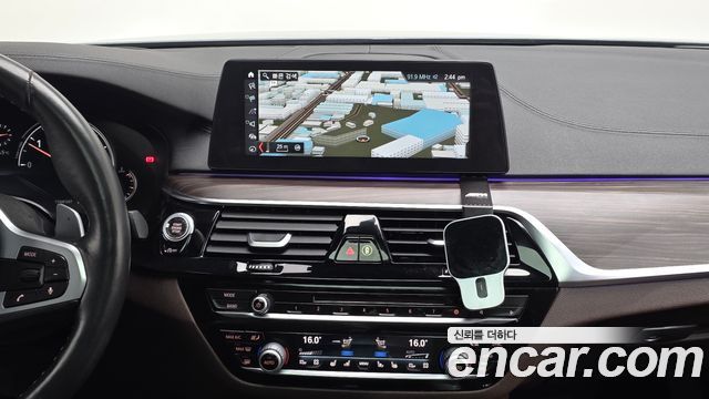 BMW 5-Series 2018 — photo 14