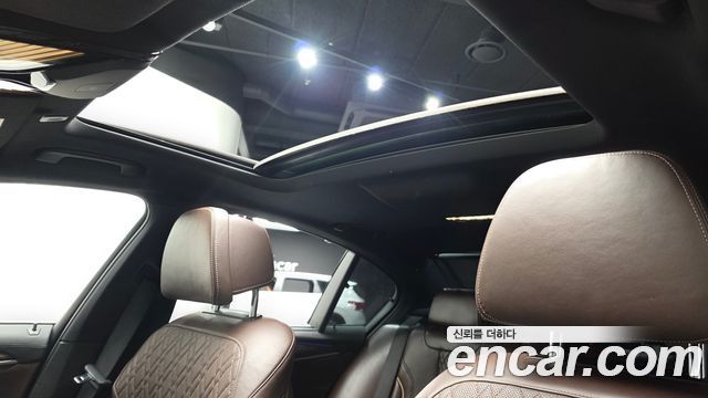 BMW 5-Series 2018 — photo 17