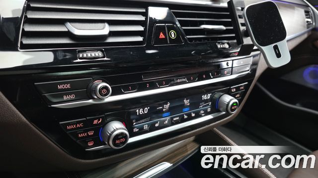 BMW 5-Series 2018 — photo 18