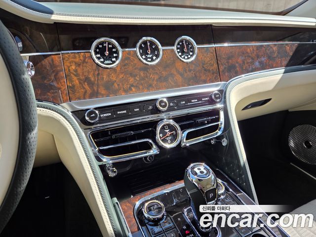 Bentley Flying Spur 2021 — photo 19