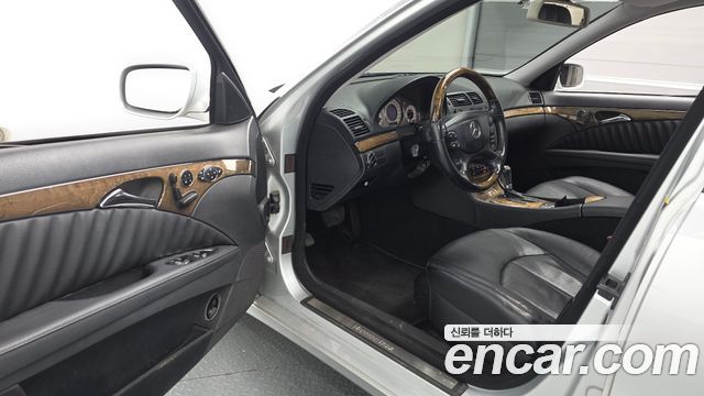 Mercedes-Benz E-Class 2008 — photo 12