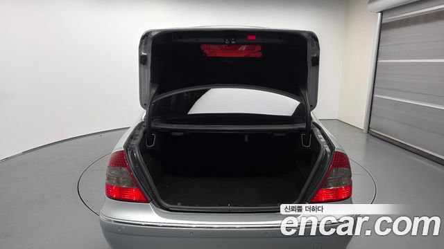Mercedes-Benz E-Class 2008 — photo 25