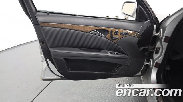 Mercedes-Benz E-Class 2008 — photo 13