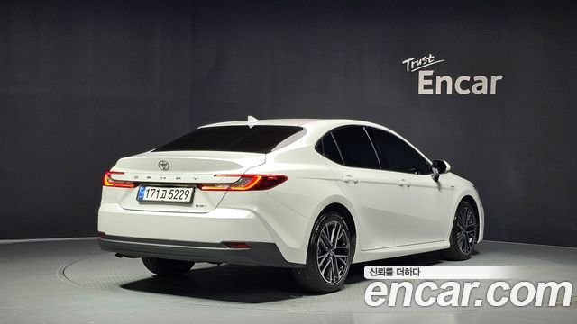 Toyota Camry 2025 — photo 2