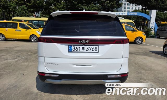Kia Canival 2023 — photo 3
