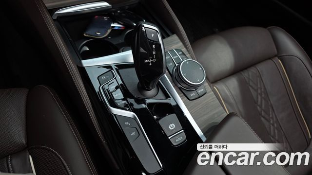 BMW 5-Series 2019 — photo 12