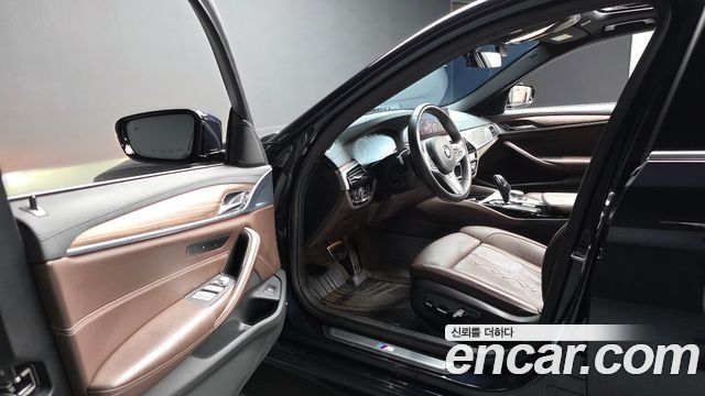 BMW 5-Series 2019 — photo 13