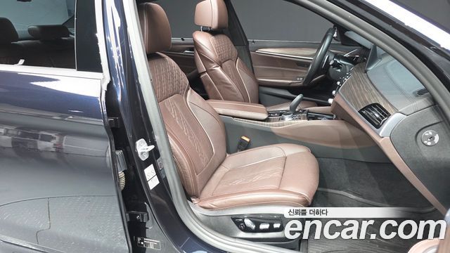BMW 5-Series 2019 — photo 17
