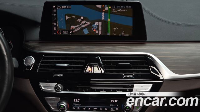 BMW 5-Series 2019 — photo 20