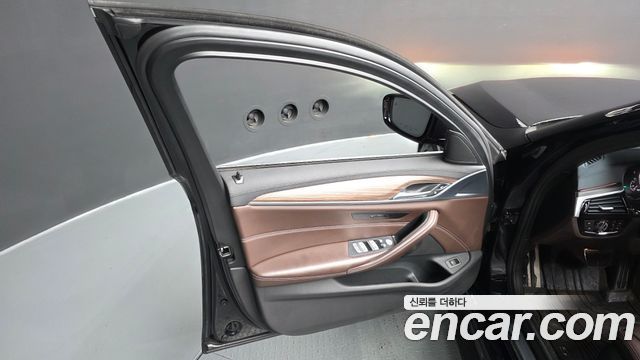BMW 5-Series 2019 — photo 14