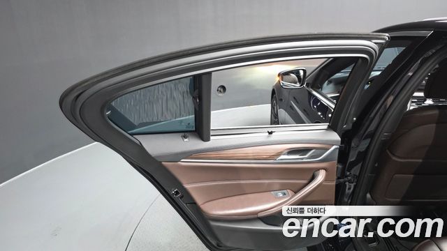 BMW 5-Series 2019 — photo 15