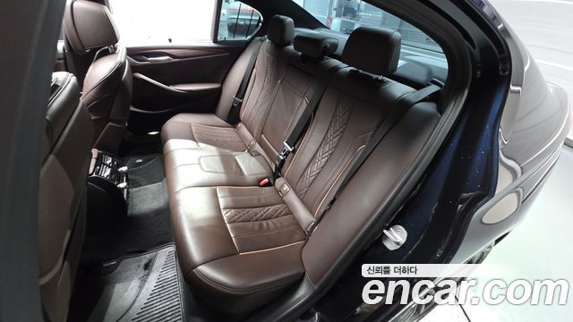BMW 5-Series 2019 — photo 16