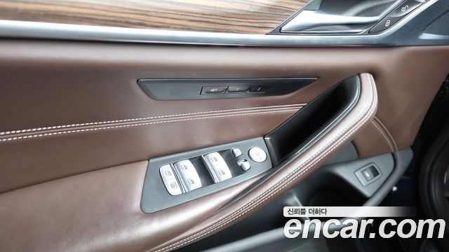 BMW 5-Series 2019 — photo 36