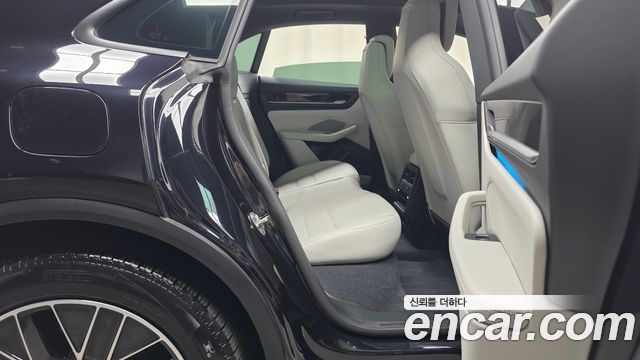 Porsche Macan 2025 — photo 17