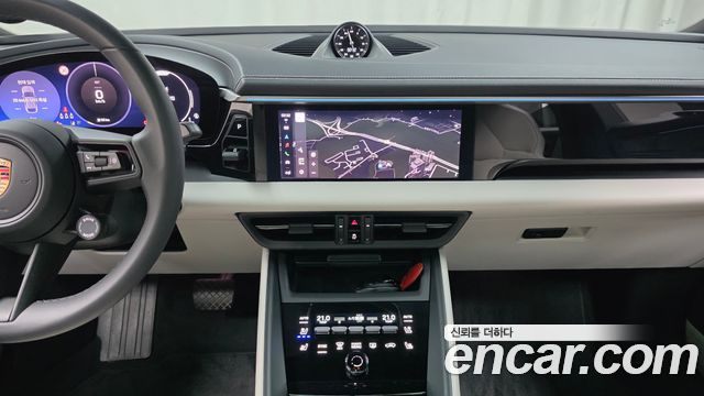 Porsche Macan 2025 — photo 19