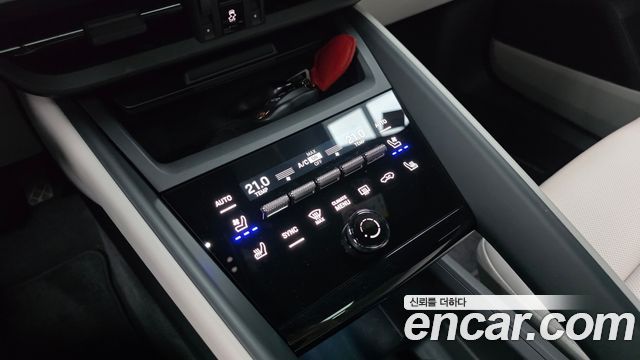 Porsche Macan 2025 — photo 30