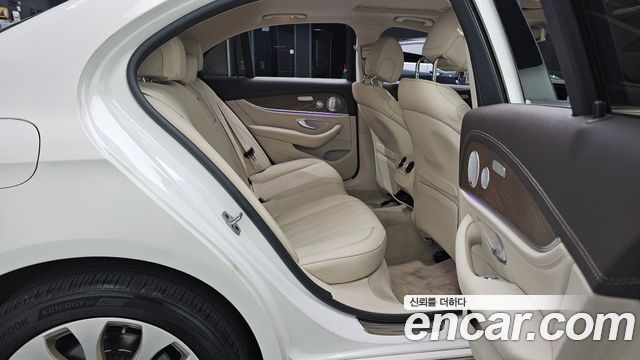 Mercedes-Benz E-Class 2020 — photo 18