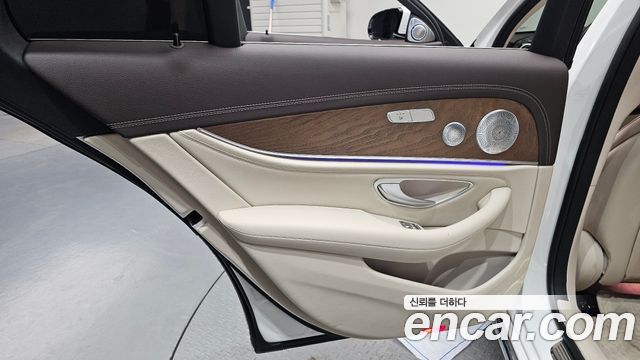 Mercedes-Benz E-Class 2020 — photo 15