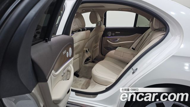 Mercedes-Benz E-Class 2020 — photo 16