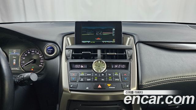 Lexus NX 2017 — photo 20