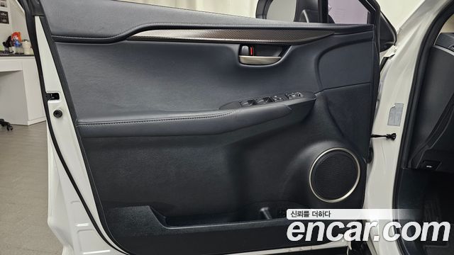 Lexus NX 2017 — photo 14