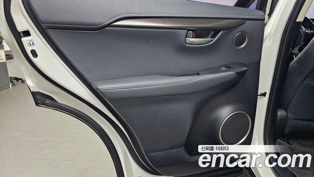 Lexus NX 2017 — photo 15