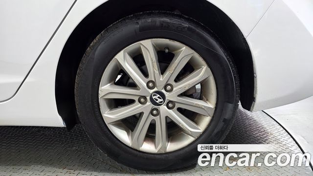 Hyundai AVANTE 2014 — photo 24