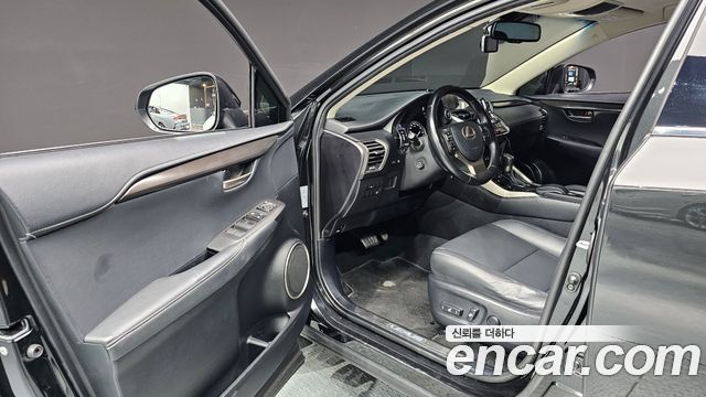 Lexus NX 2017 — photo 10